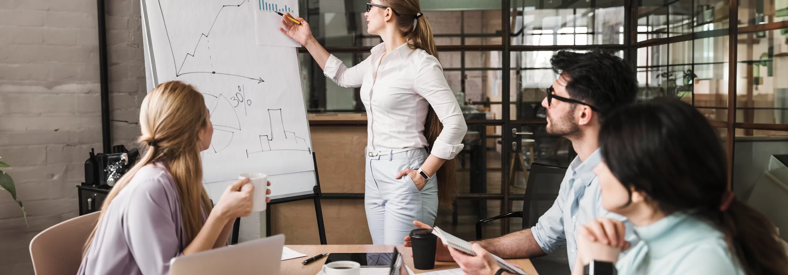 Lidera equipos multidisciplinarios en gestión de proyectos