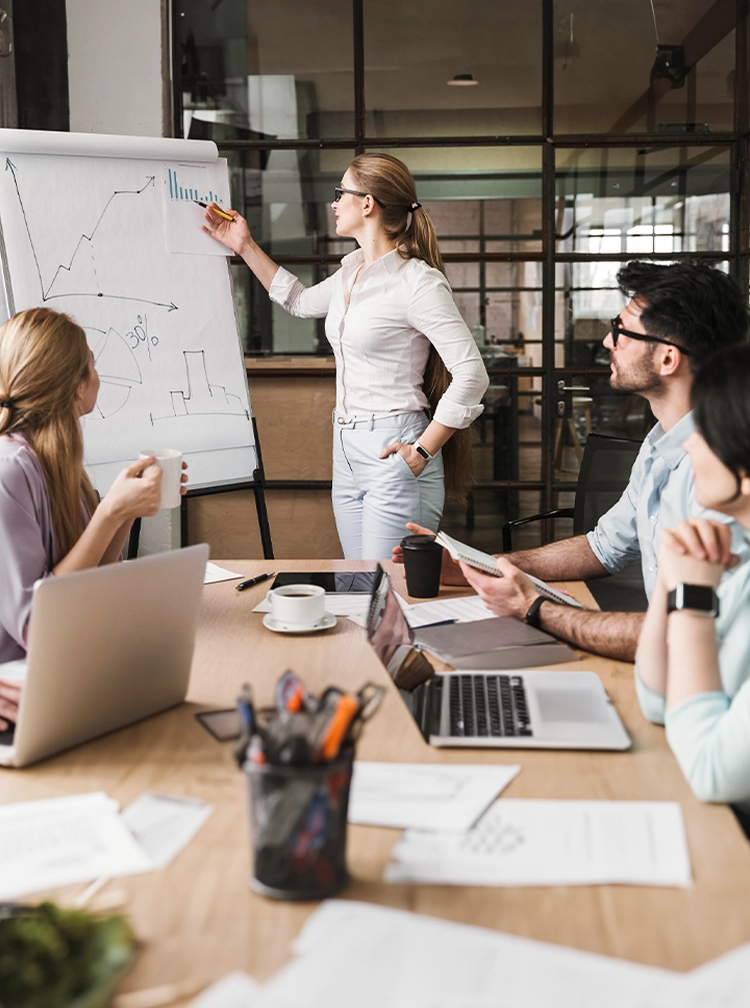 Lidera equipos multidisciplinarios en gestión de proyectos