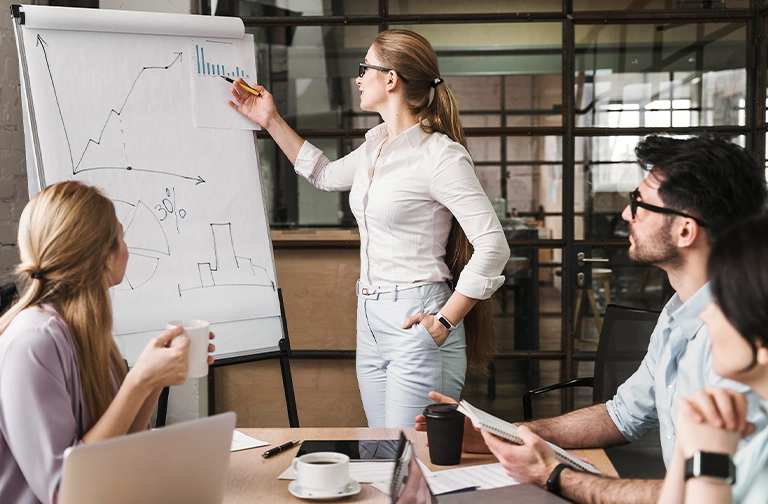 Lidera equipos multidisciplinarios en gestión de proyectos