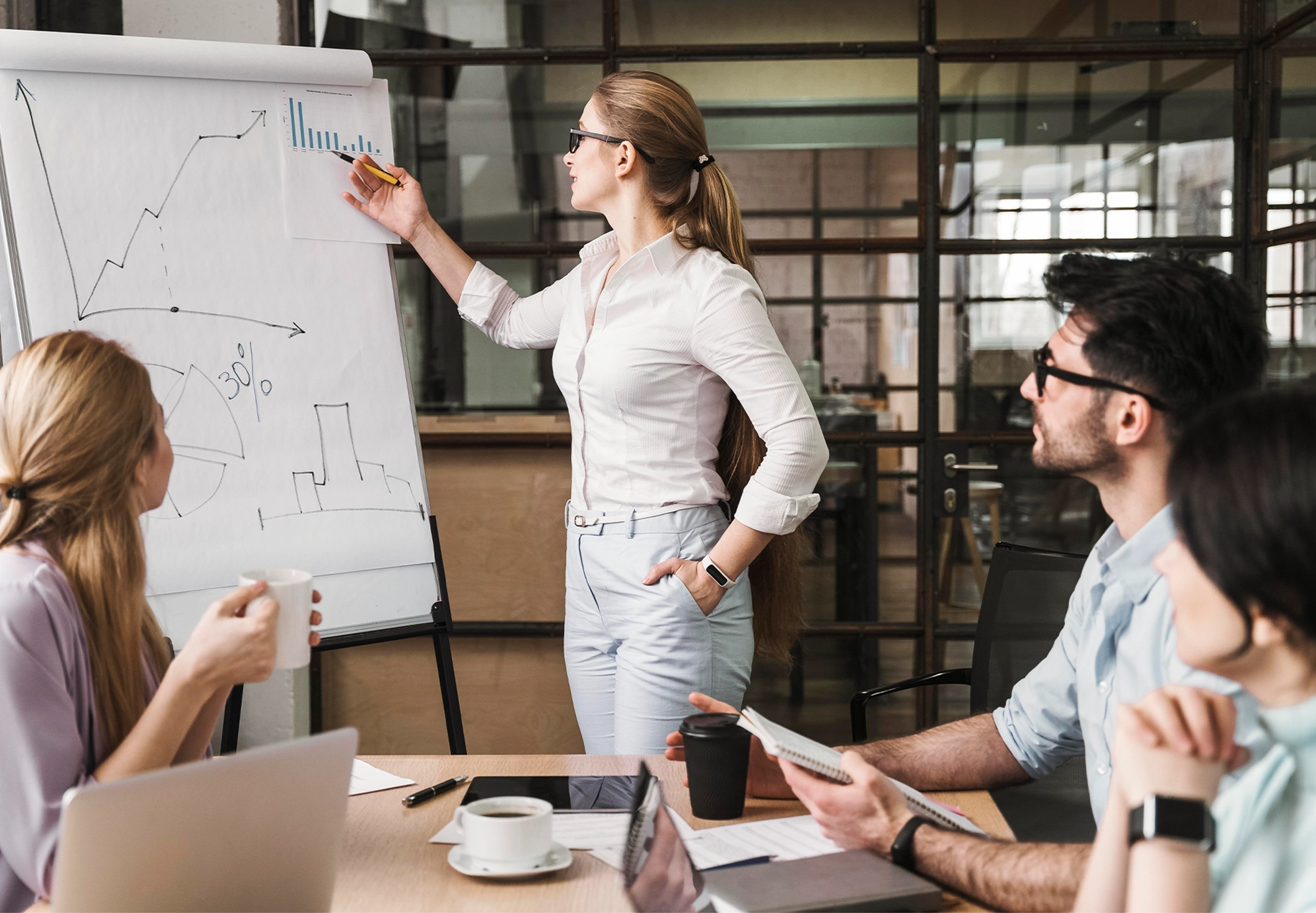 Lidera equipos multidisciplinarios en gestión de proyectos